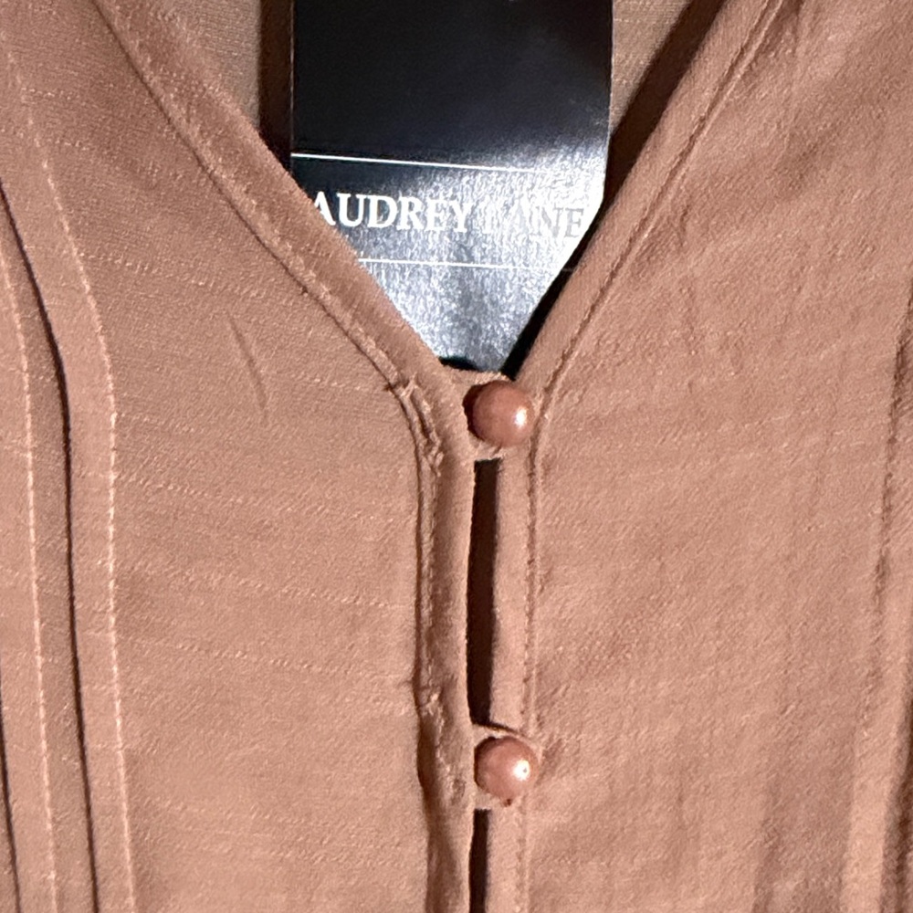 NWT Audrey Lane 2XL Light,Dusty Brown Tunic.Pleated front,loop buttons,lace hem. - Picture 7 of 7